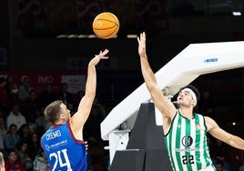 Cremo, lanzando a canasta ante un jugador del Real Betis.