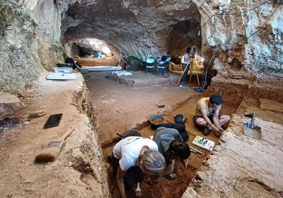 Vista general de la campaña de excavación de este año en el nivel 4 de la cueva de Prado Vargas.