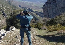 Imagen de archivo de un agente de la Guardia Civil en un rescate de montaña.