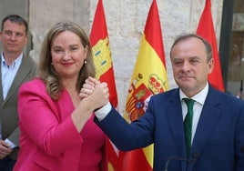 La alcaldesa, Cristina Ayala (PP), y el vicealcalde, Fernando Martínez-Acitores (Vox), en una foto de archivo durante la firma del pacto de Gobierno.