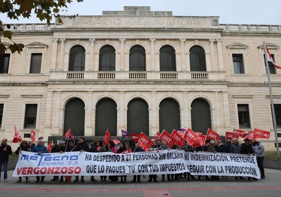 Parte de los trabajadores se han concentrado en las puertas del TSJ.