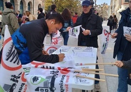 Gente protestando y firmando en contra de los aparcamientos en altura