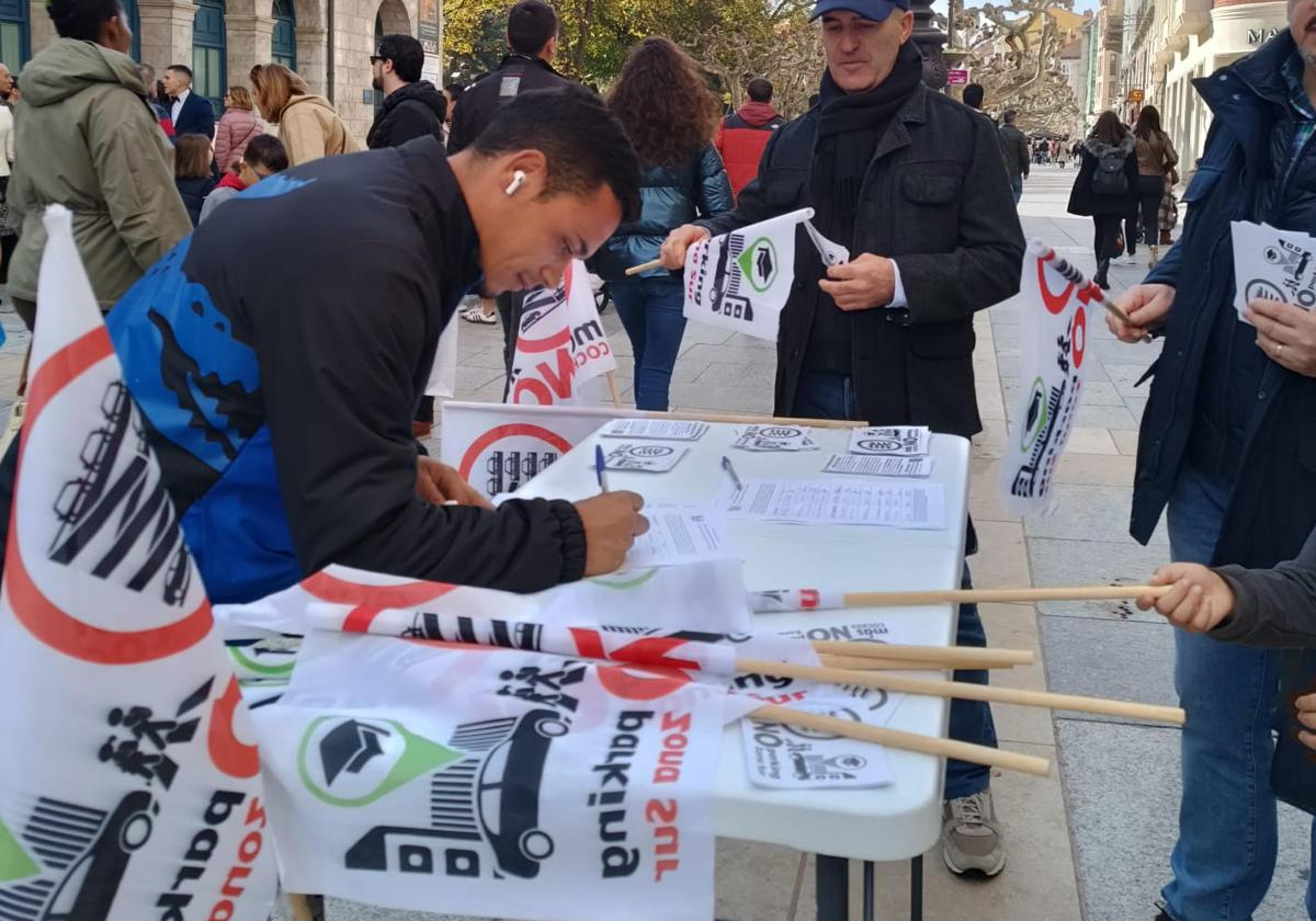 Gente protestando y firmando en contra de los aparcamientos en altura