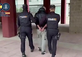 Uno de los arrestados durante la operación de desmantelamiento del grupo criminal.