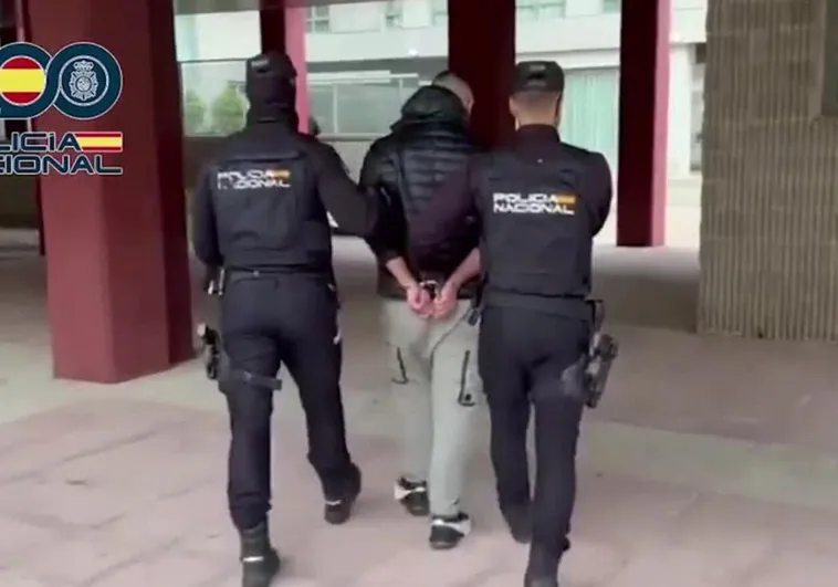 Uno de los arrestados durante la operación de desmantelamiento del grupo criminal.