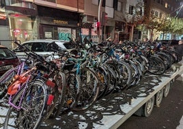 Las bicicletas cargadas en el camión para su viaje a Valencia.