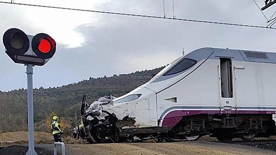 Mueren dos trabajadores del Ave al arrollar un tren a un turismo en Palencia