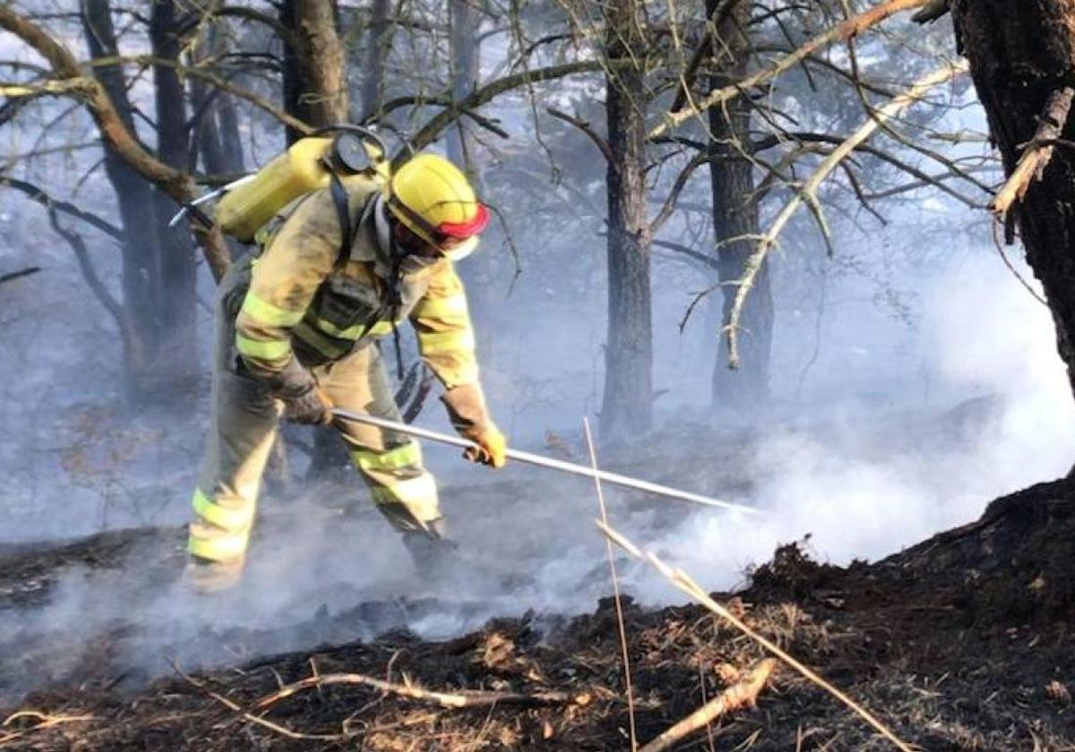 Un profesional trabaja en la extinción de un incendio.