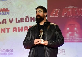 Carlos del Hierro recoge el premio Cyl New Talent por 'El Puente'.