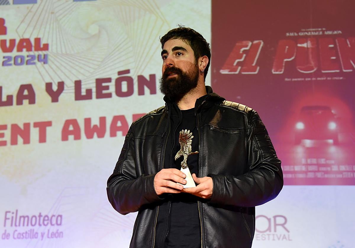 Carlos del Hierro recoge el premio Cyl New Talent por 'El Puente'.