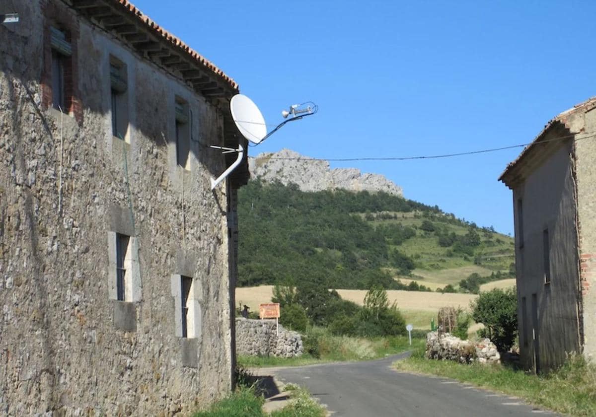 Antena parabólica en un pueblo del noroeste de Burgos.