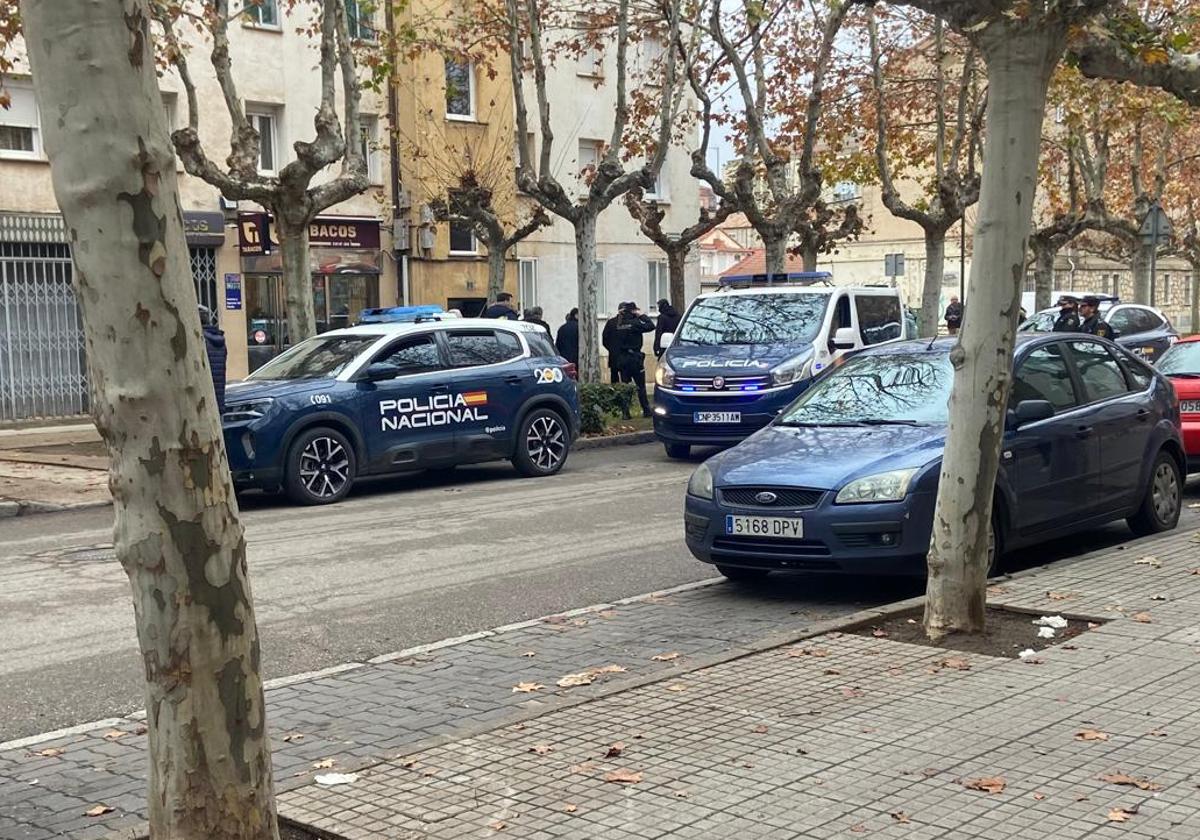 La actividad policial continuaba hoy en el entorno del suceso.