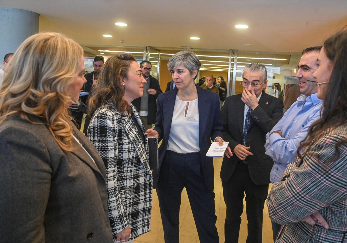 De izda. a dcha. las tres ponentes, Cristina Ayala, María González Corral y Marta Puyuelo.