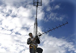 Un técnico prepara la antena para disfrutar de la TDT.