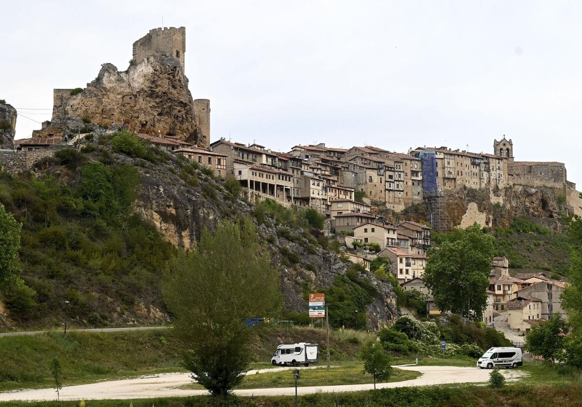 Vista de Frías con el castillo y las casas colgadas.