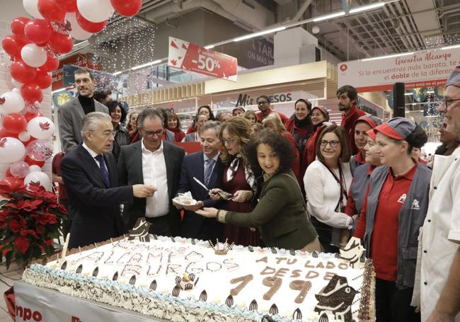 Celebraron la reinaguración del hipermercado con una gran tarta.