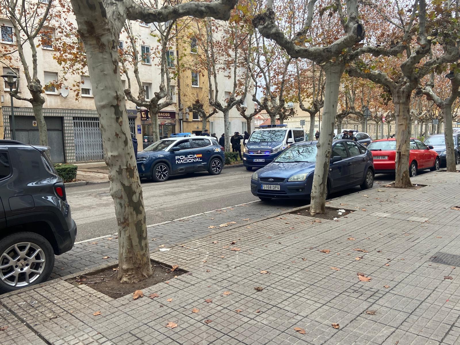 La Policía Nacional durante el registro de la vivienda.