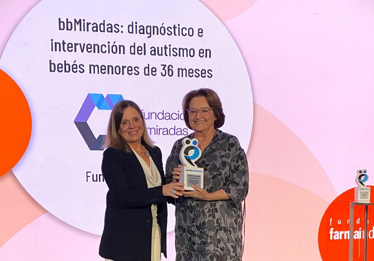 Simona Palacios, presidenta de la Fundación Miradas, recoge el premio 'Somos Pacientes'.