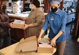 Imagen de archivo de un restaurante preparando comida para llevar en Navidad.