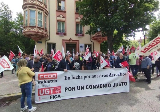 Imagen de archivo de una concentración sindical a las puertas de la sede de la patronal en Burgos.