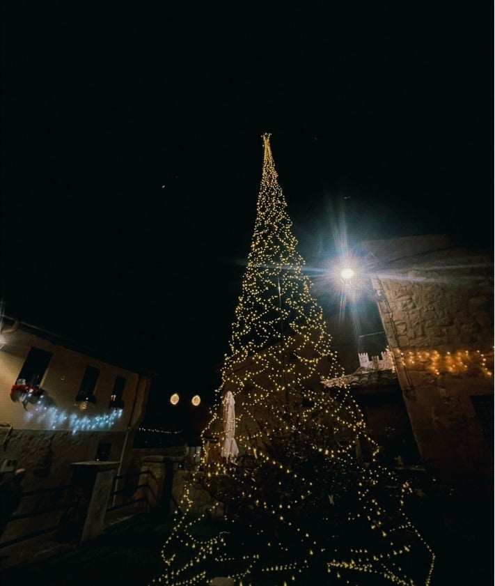 Imagen secundaria 2 - Santa Gadea ha potenciado la iluminación navideña