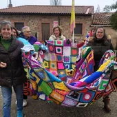 Un pueblo de Burgos ilumina la Navidad con árboles de ganchillo hechos a mano