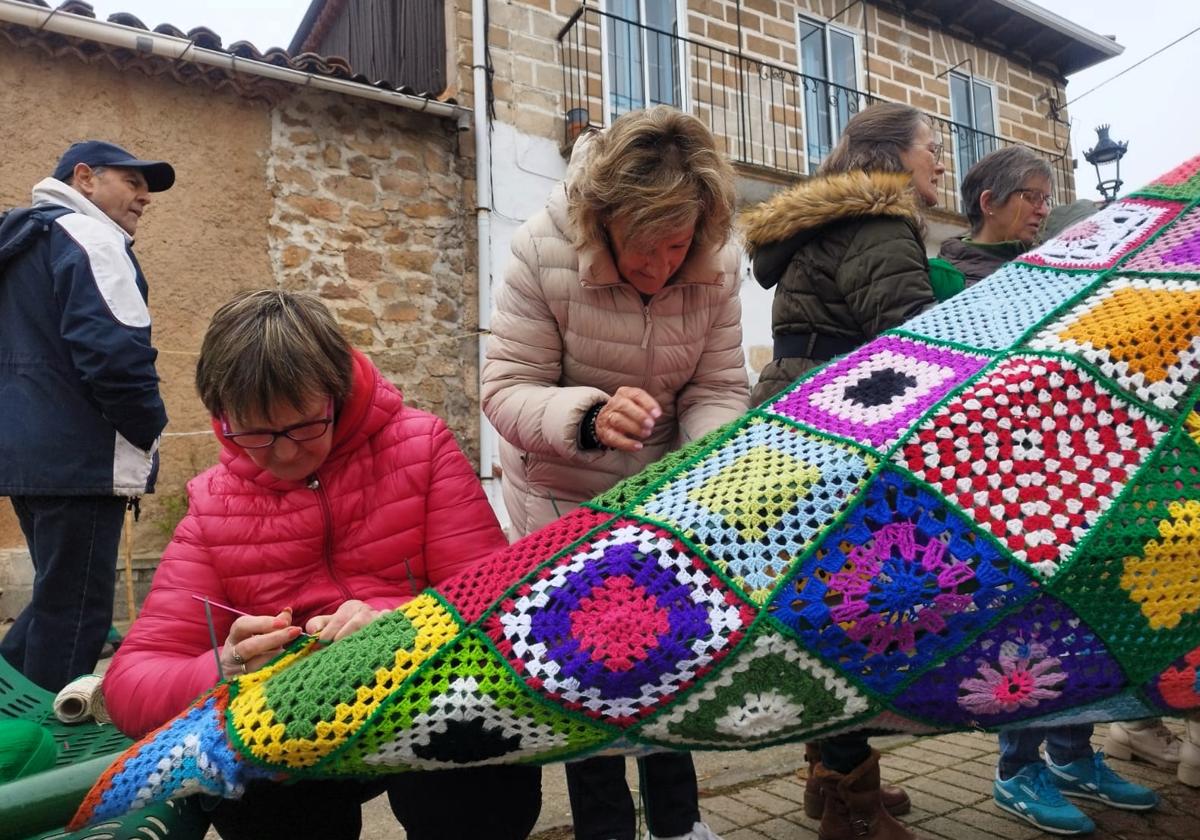 Así ha sido el encendido navideño de un árbol de ganchillo en Burgos