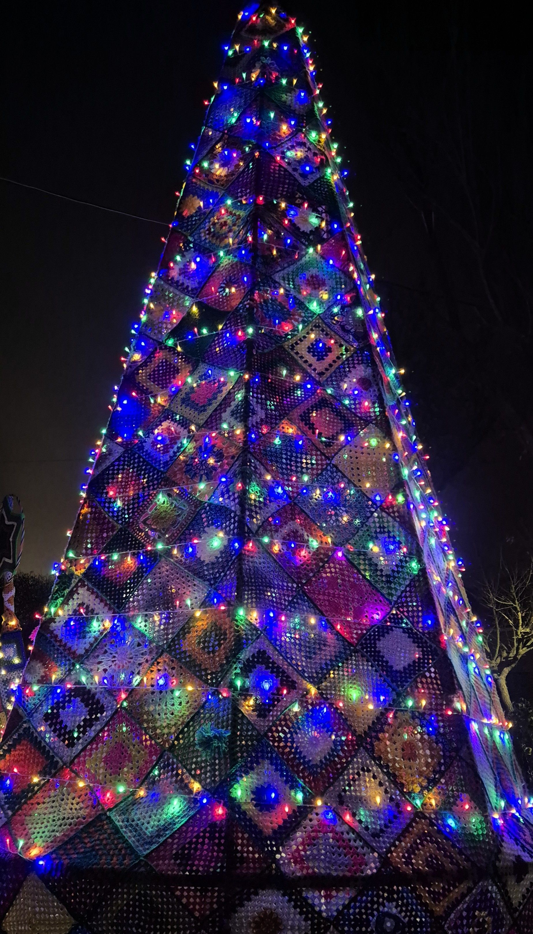 Así ha sido el encendido navideño de un árbol de ganchillo en Burgos