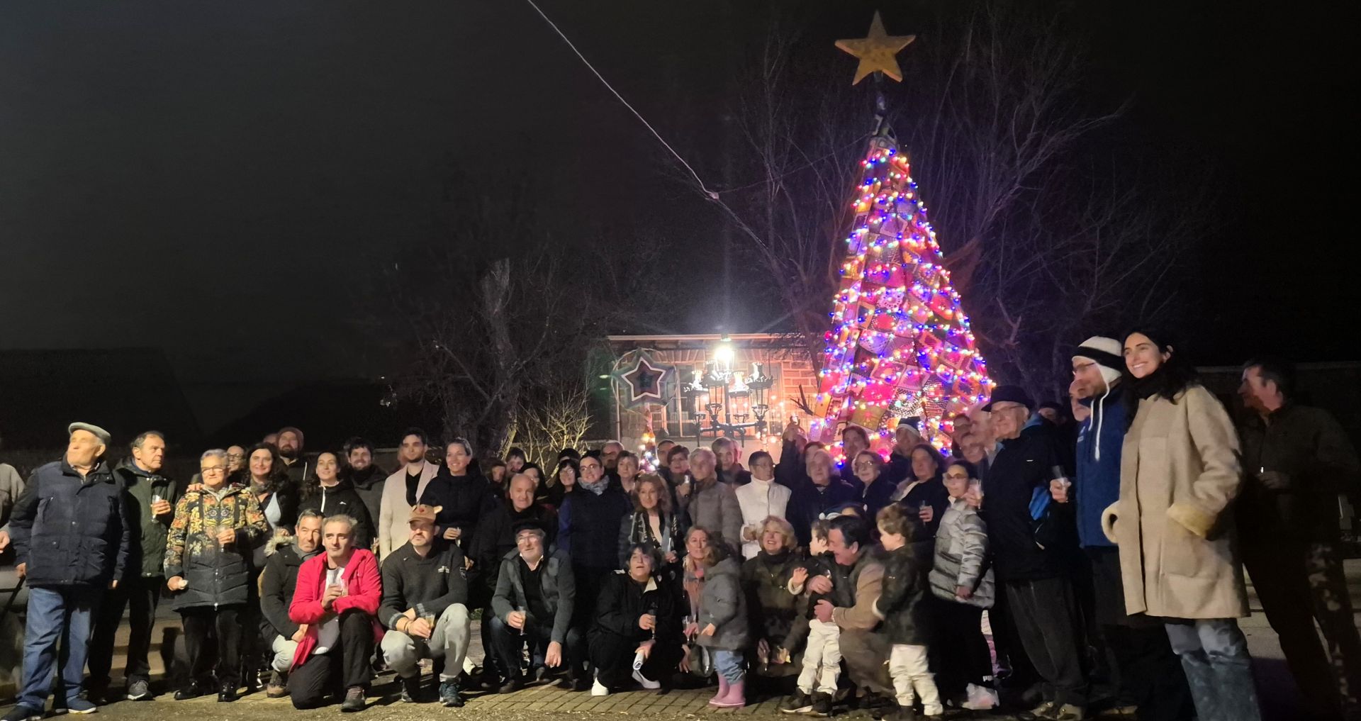 Así ha sido el encendido navideño de un árbol de ganchillo en Burgos