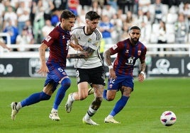 Fer Niño, pugnando por la pelota en un partido frente al Eldense.