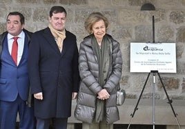 El presidente de la Junta, Alfonso Fernández Mañueco, con bufanda y abrigo negro, y la reina Sofía en la Fundación Atapuerca.