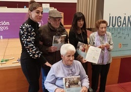 Presentación de la revista 'Jugando entre recuerdos' junto a los protagonistas que la han hecho posible.