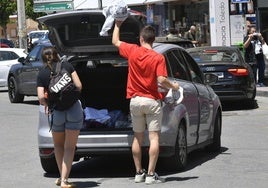 Dos usuarios de una plataforma de coche compartido.