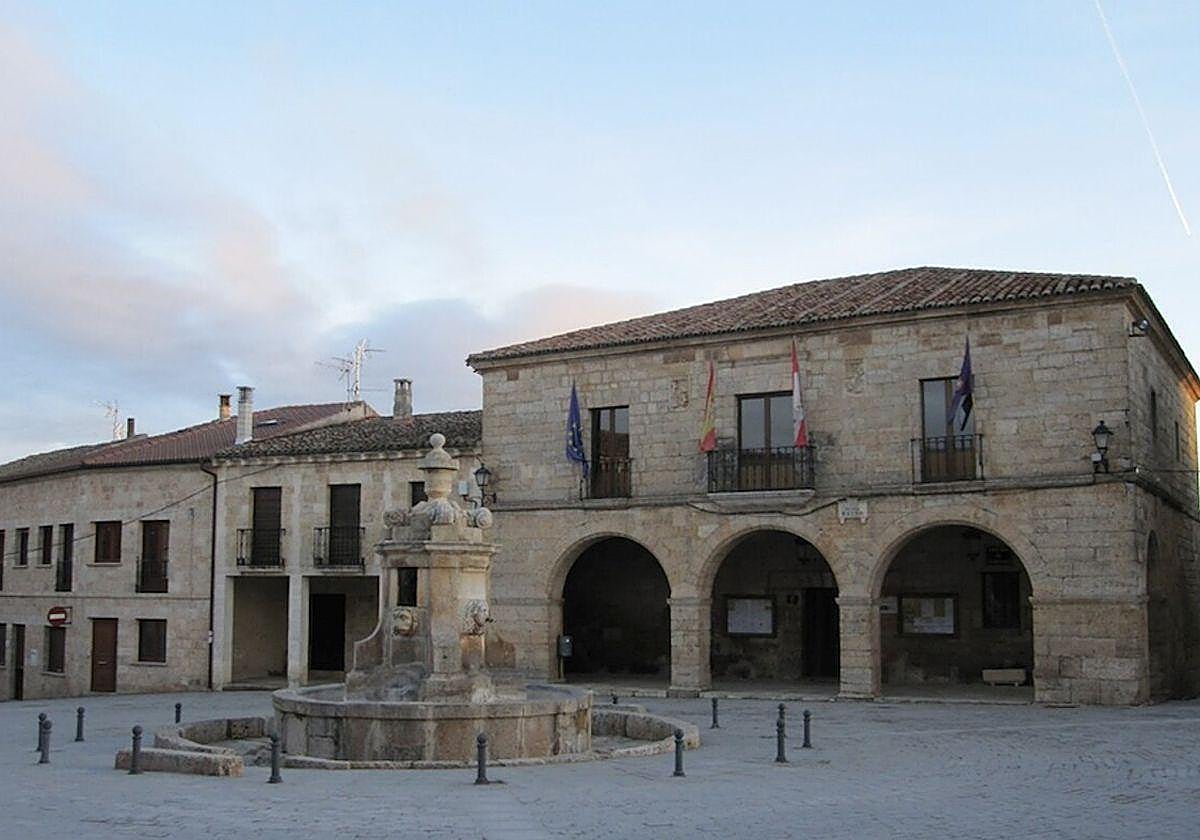 Imagen de la plaza de un pueblo de Burgos.