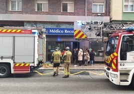 Los bomberos se encuentran trabajando en la clínica Recoletas Calzadas.