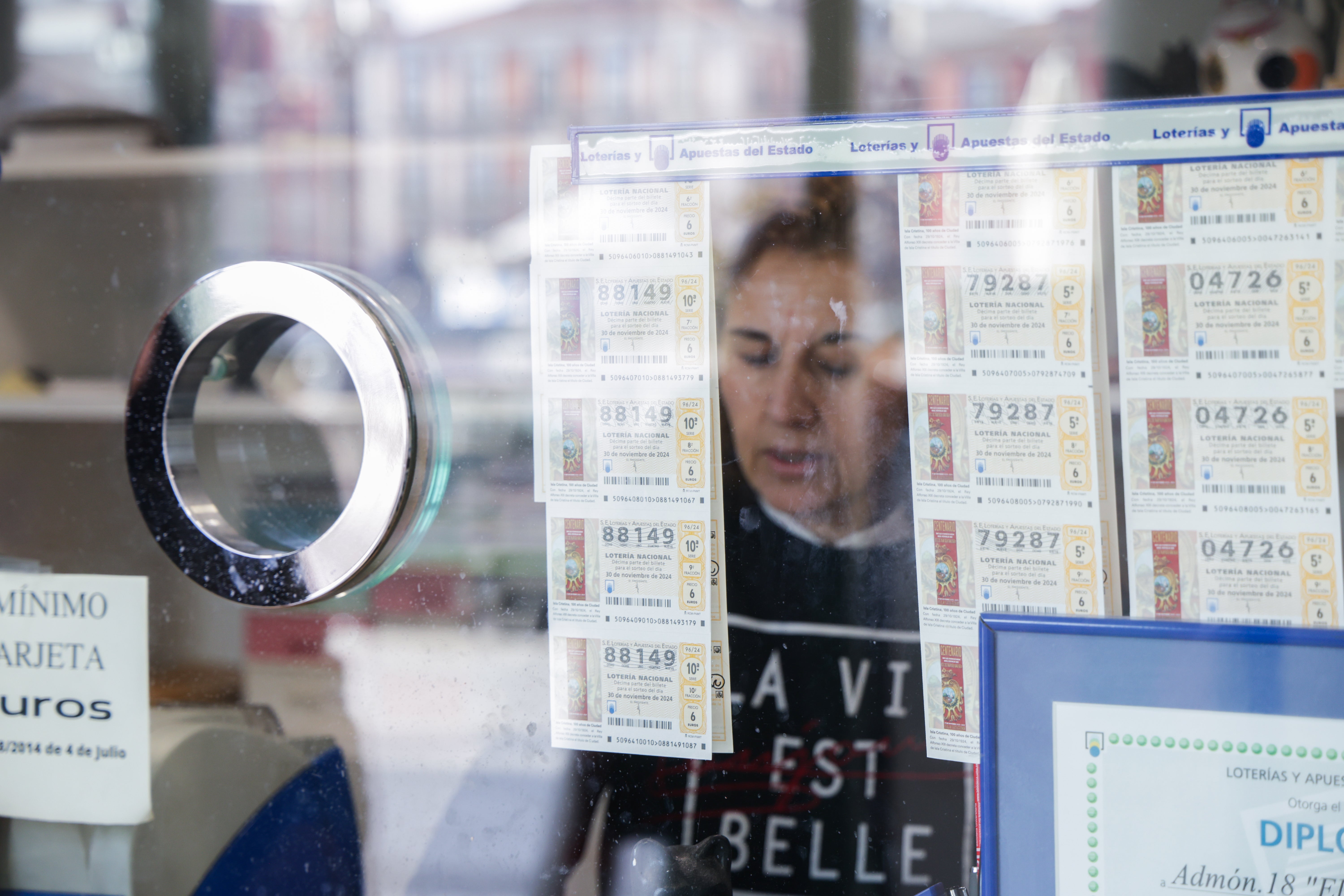 Una lotera vende décimos para Navidad.