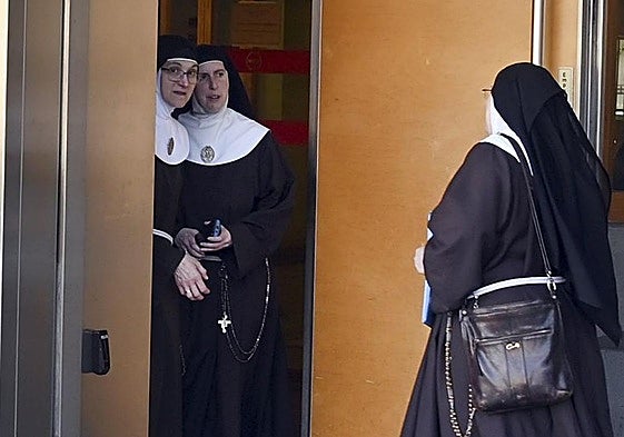 Las monjas de Belorado a la salida del Juzgado de Burgos.