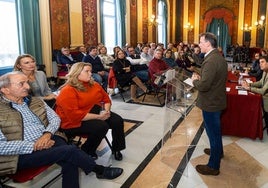 Borja Suárez, presidente del PP de Burgos, habla a los asistentes al Comité Ejecutivo del partido.