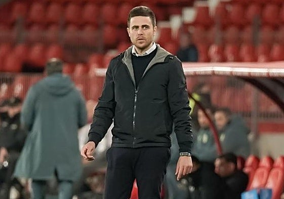 Alessio Lisci, entrenador del Mirandés en el partido frente al Almería.