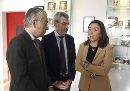 La consejera de Agricultura, Ganadería y Desarrollo Rural, María González Corral, durante su visita a la fábrica Mantequería Arias y Quesos Angulo.