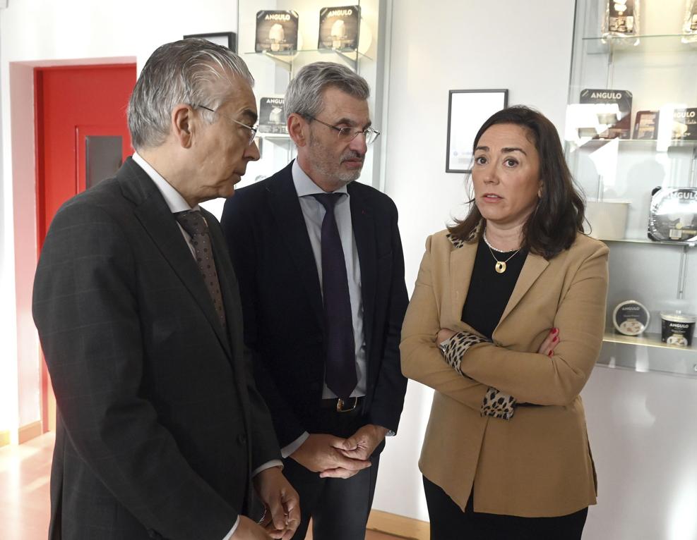 La consejera de Agricultura, Ganadería y Desarrollo Rural, María González Corral, durante su visita a la fábrica Mantequería Arias y Quesos Angulo.