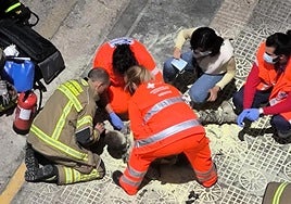 El hombre que se quemó a lo bonzo en Burgos atendido por el personal de emergencias.