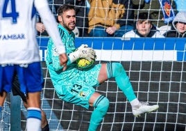 José Antonio Caro en un partido cuando defendía el escudo del Burgos CF.