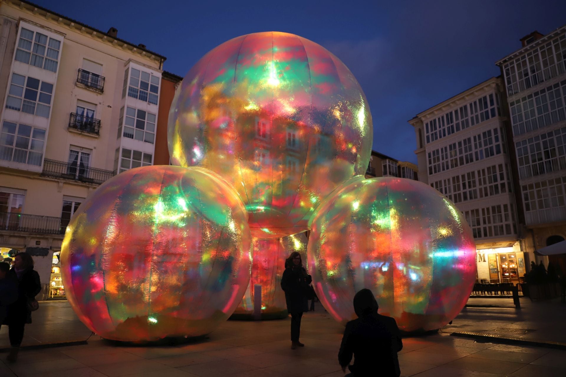 Así es el espectáculo navideño de burbujas gigantescas, luces y música de Burgos