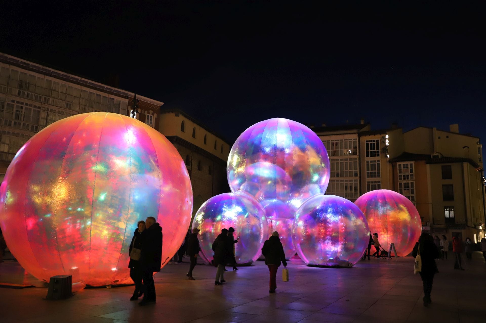 Así es el espectáculo navideño de burbujas gigantescas, luces y música de Burgos