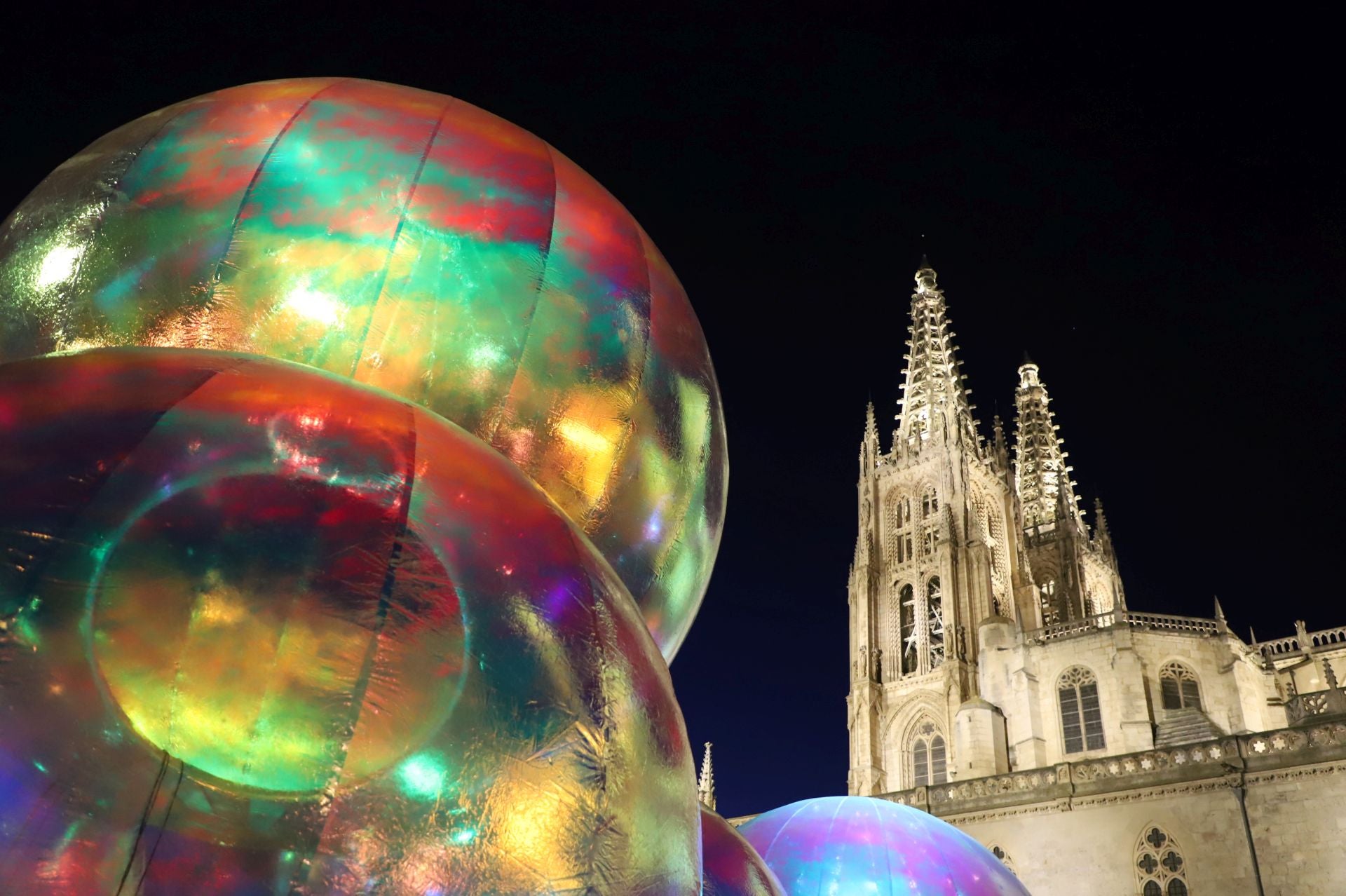 Así es el espectáculo navideño de burbujas gigantescas, luces y música de Burgos