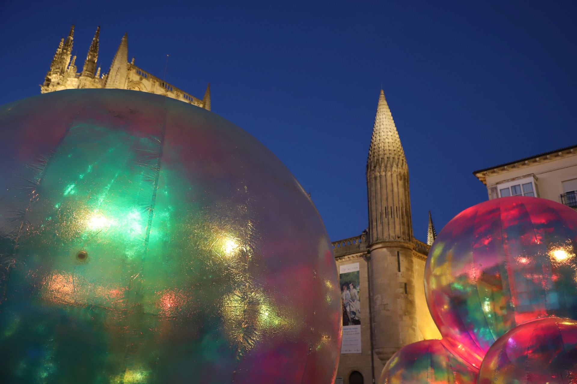 Así es el espectáculo navideño de burbujas gigantescas, luces y música de Burgos