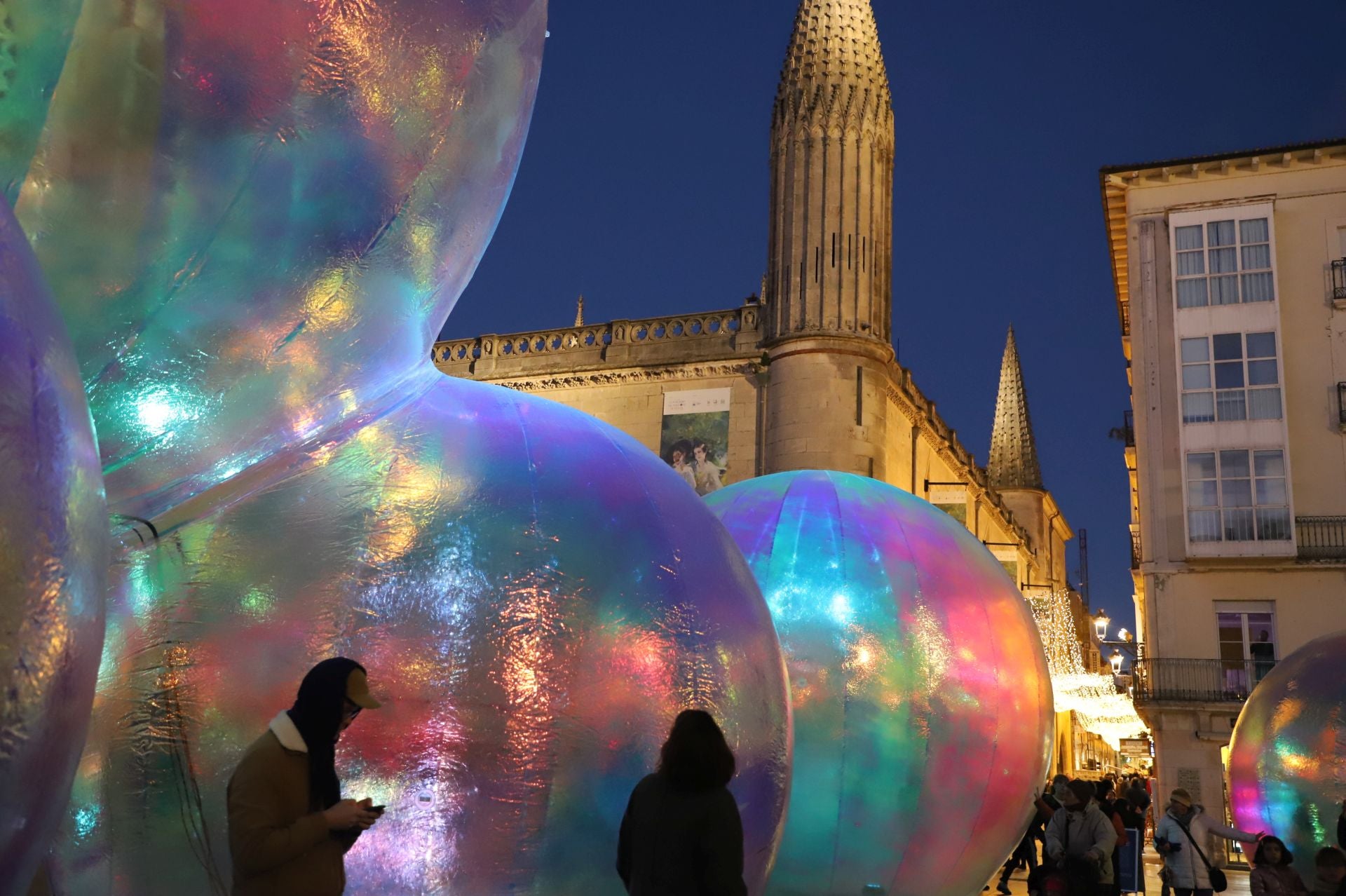 Así es el espectáculo navideño de burbujas gigantescas, luces y música de Burgos