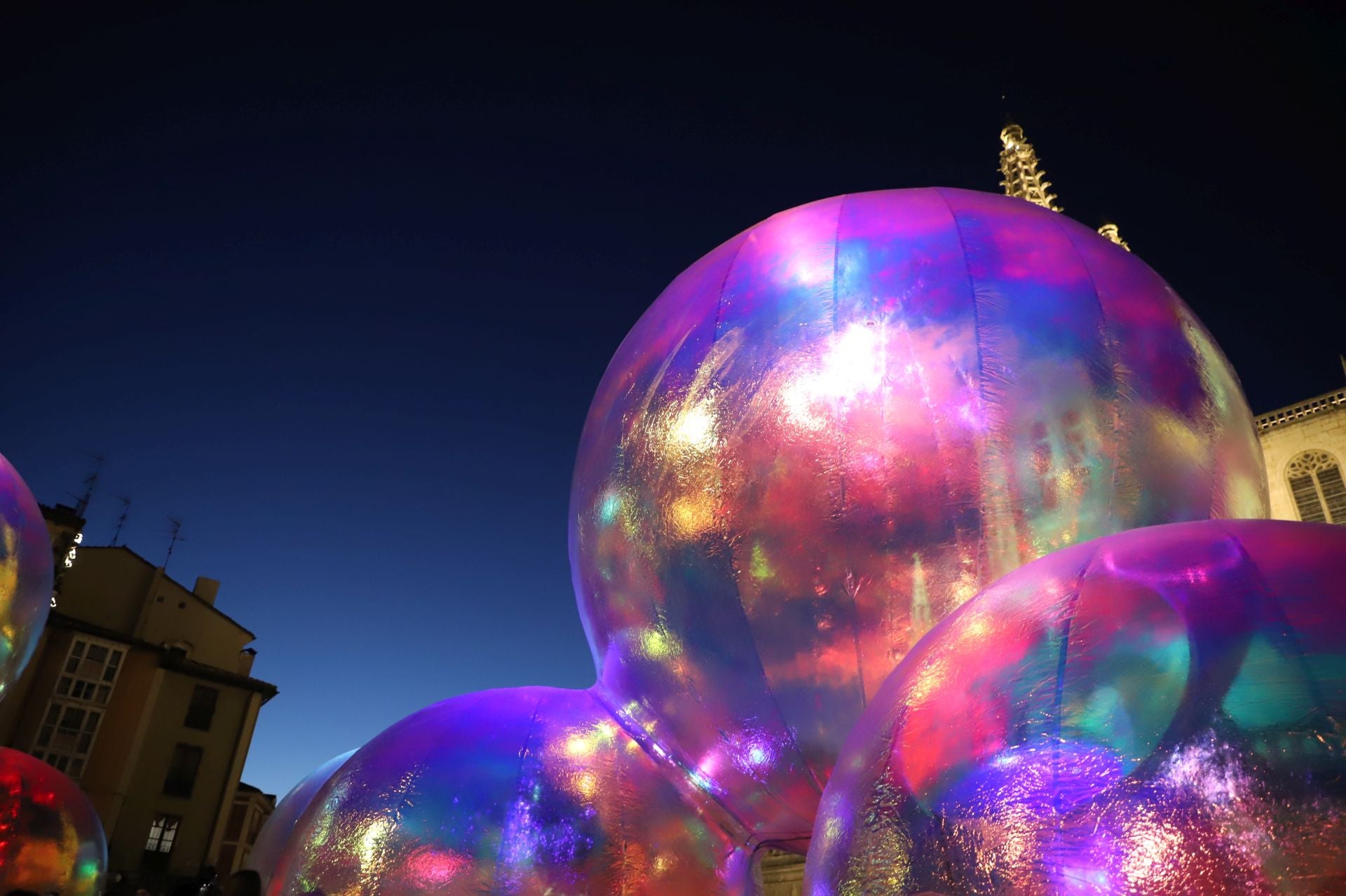 Así es el espectáculo navideño de burbujas gigantescas, luces y música de Burgos