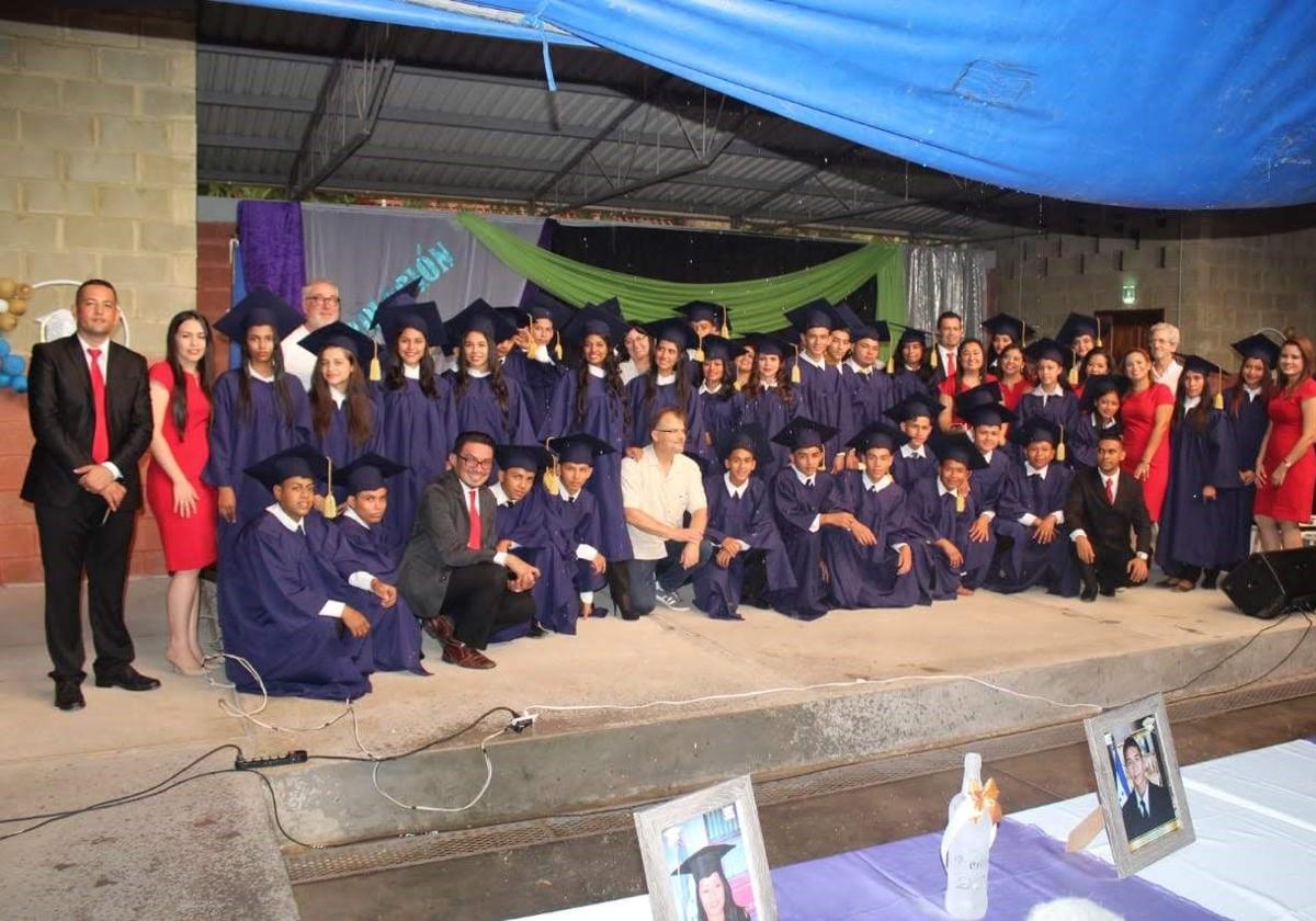 Graduación en la Escuela de Honduras con Áurea de madrina de promoción.